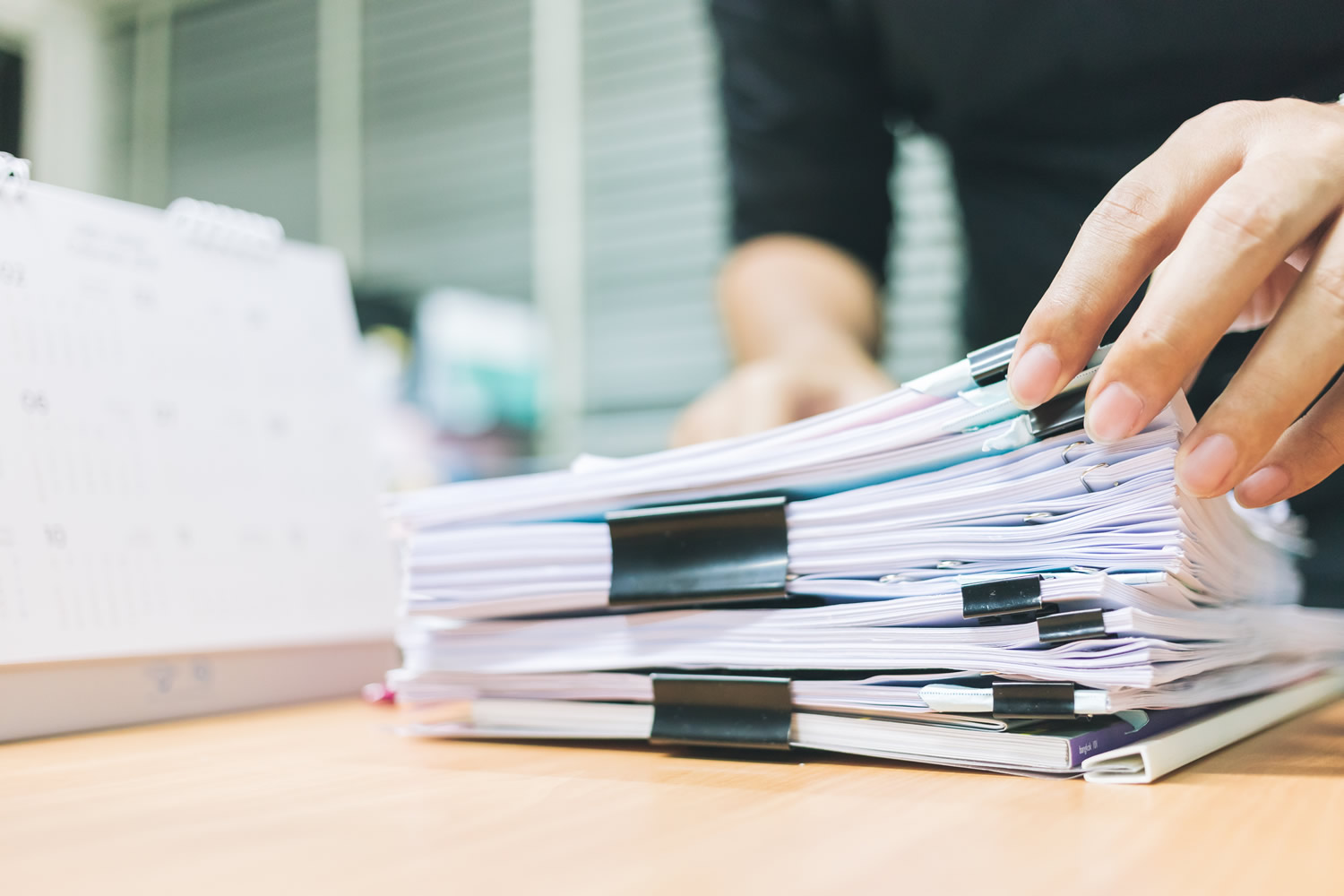 hand businessman searching information